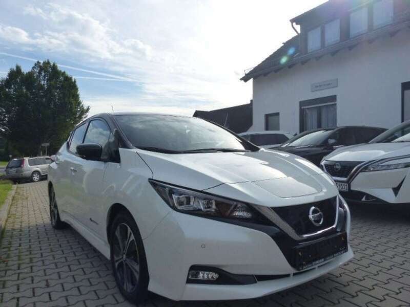 Gebraucht Nissan Leaf Tekna 110 kW (150 PS) 2019 Pearl white/black m Kleinwagen