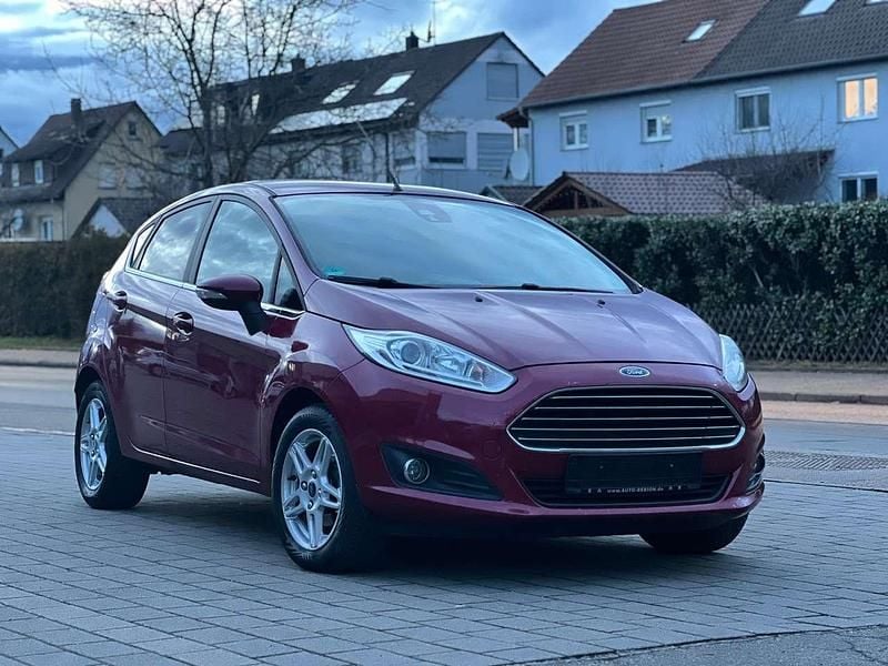 Gebraucht Ford Fiesta Titanium 125 PS (91 kW) 2014 Hot magenta Kleinwagen
