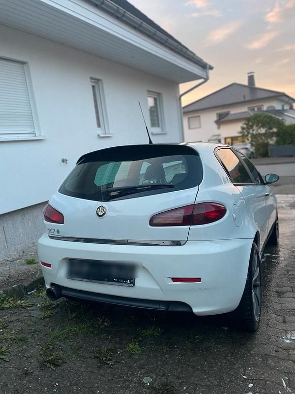 Weiß Gebraucht 2009 Alfa Romeo 147 Kleinwagen | 3.500 € (Teuer) - Bild 1/4