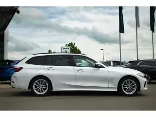 Gebraucht BMW 318 150 PS (110 kW) 2023 Mineralweiss metallic Kombi