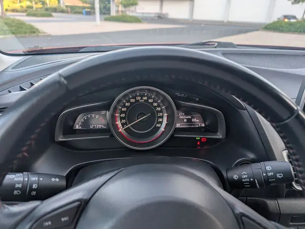 Gebraucht Mazda 3 120 PS (88 kW) 2015 Rot Limousine
