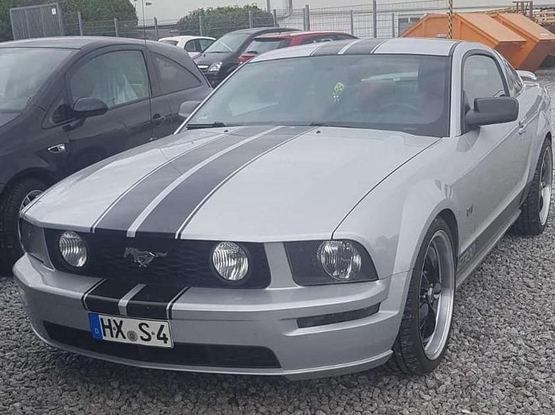Silber Gebraucht 2010 Ford Mustang Coupé | 30.000 € - Bild 1/4