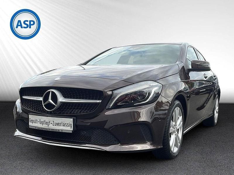 Braun (orientbraun metalliclack) Gebraucht 2016 Mercedes A180 Limousine | 16.890 € (Fairer Preis) - Bild 1/4