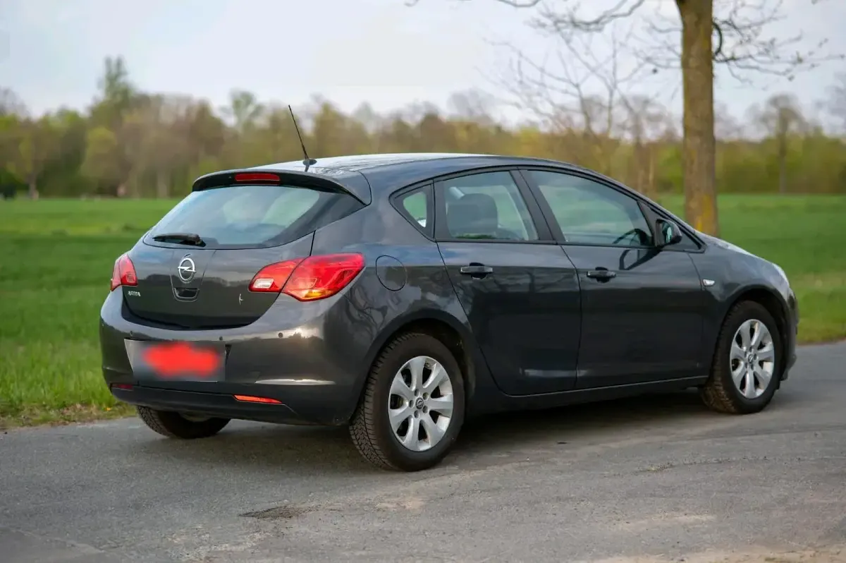 Gebraucht Opel Astra 116 PS (85 kW) 2015 Grau Limousine