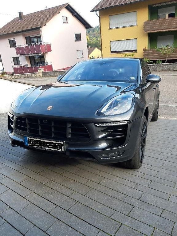 Grau Gebraucht 2018 Porsche Macan GTS SUV | 46.300 € (Guter Preis) - Bild 1/4