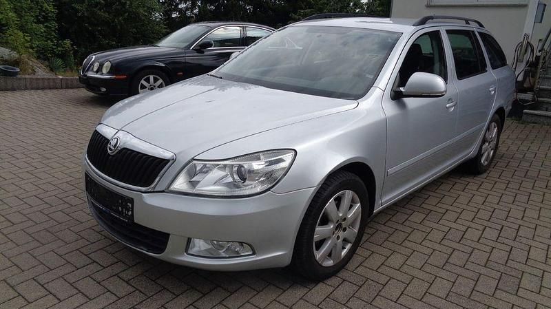 Silber Gebraucht 2011 Skoda Octavia Active Kombi | 2.950 € (Guter Preis) - Bild 1/4