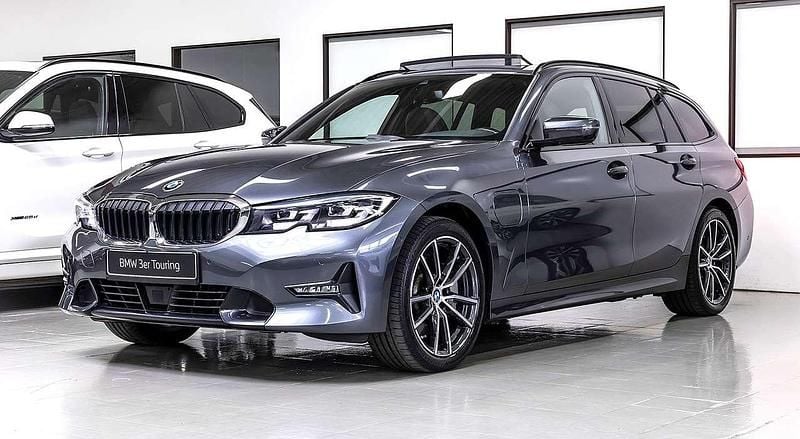 Mineralgrau metallic Gebraucht 2021 BMW 330e Sport Line Kombi | 27.900 € (Fairer Preis) - Bild 1/4