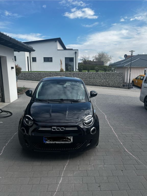 Schwarz Gebraucht 2022 Fiat 500e Icon Limousine | 14.799 € (Superpreis) - Bild 1/4