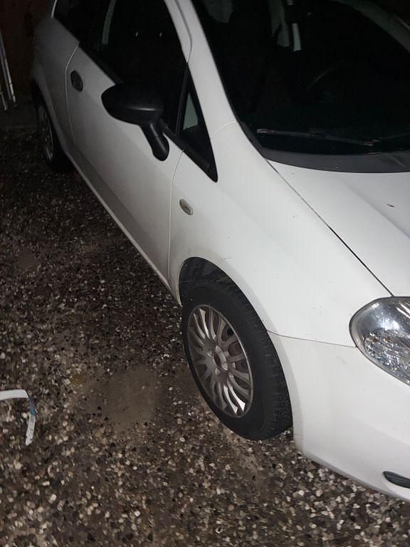 Weiß Gebraucht 2009 Fiat Punto Active Kleinwagen | 2.000 € (Fairer Preis) - Bild 1/4