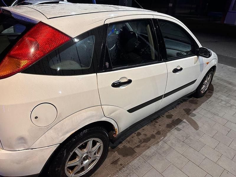 Gebraucht Ford Focus Ghia 101 PS (74 kW) 1999 Weiß Limousine