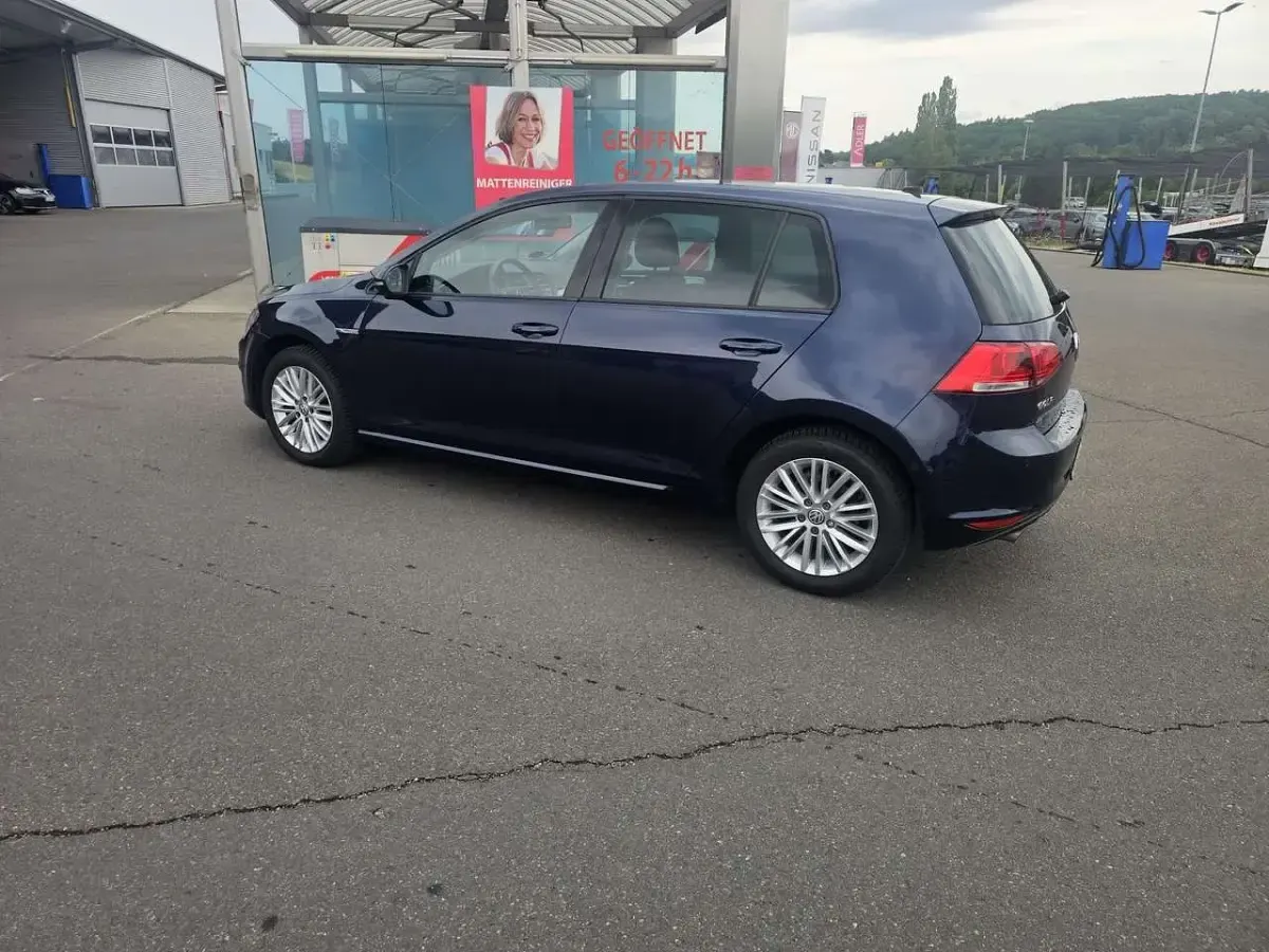 Gebraucht VW Golf VII Cup 110 PS (80 kW) 2015 Night blue metallic Kleinwagen