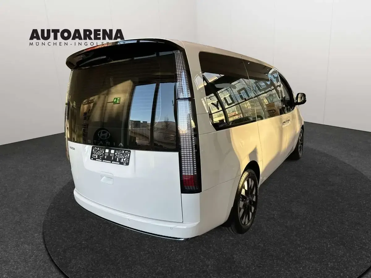 Gebraucht Hyundai Staria 224 PS (164 kW) 2025 Creamy white / sol Van / Kleinbus