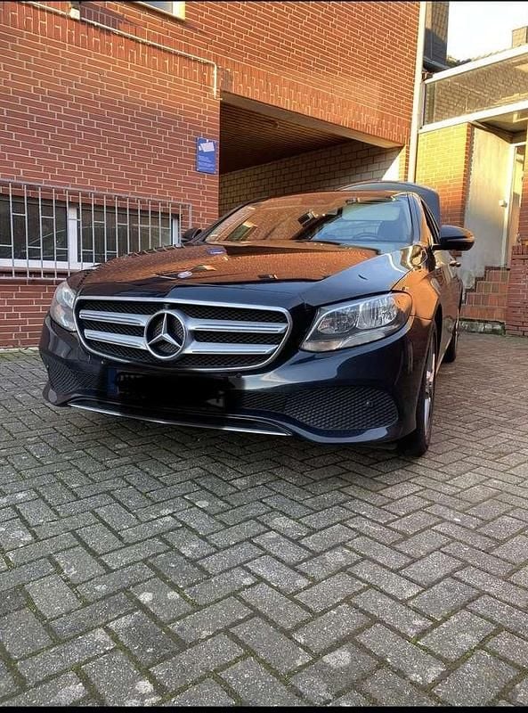 Gebraucht 2016 Mercedes E220 Avantgarde Limousine | 24.500 € (Teuer) - Bild 1/4
