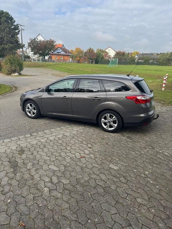 Gebraucht Ford Focus 125 PS (91 kW) 2012 Grau Kombi