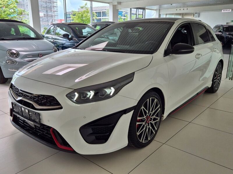 Weiß Gebraucht 2024 Kia Ceed GT Comfort Limousine | 31.990 € (Fairer Preis) - Bild 1/4