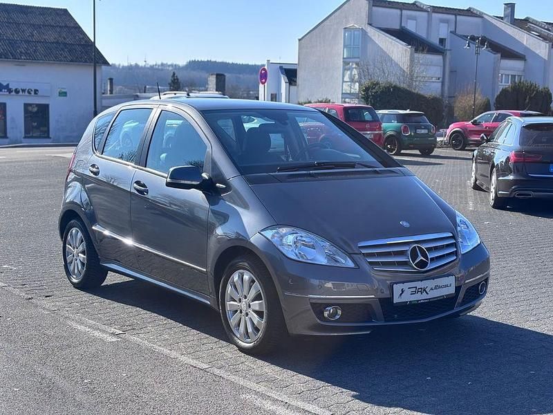 Gebraucht Mercedes A180 116 PS (85 kW) 2012 Grau Limousine