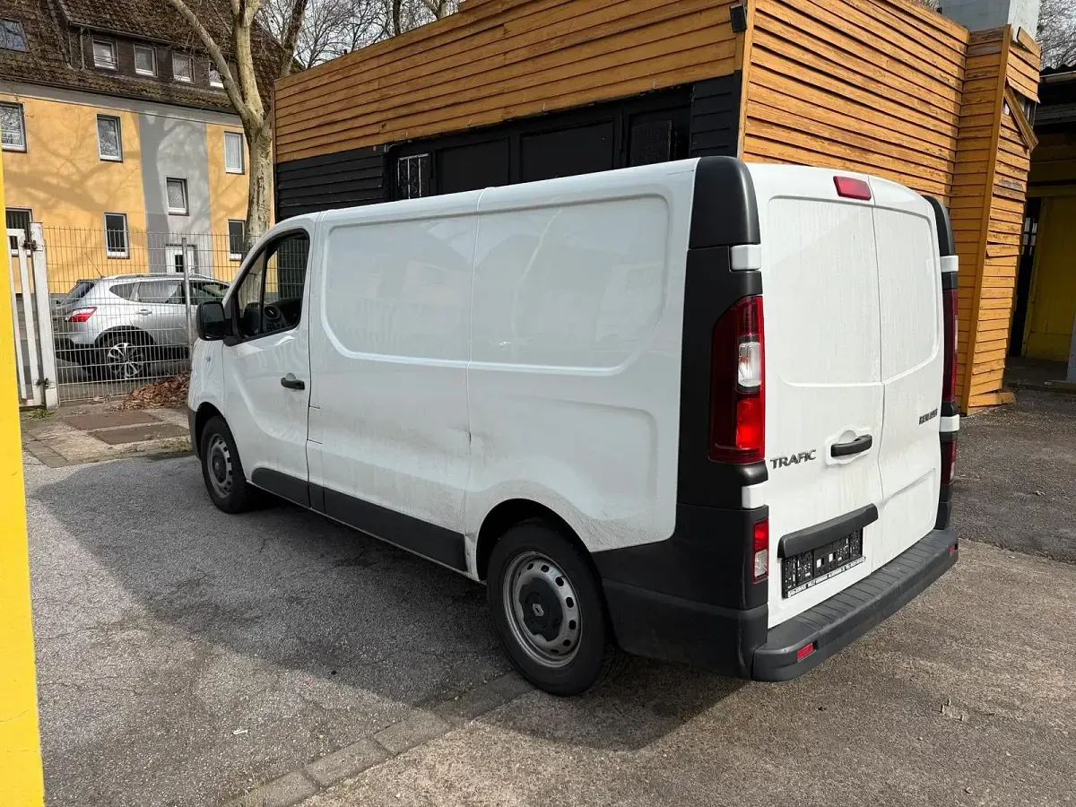 Second-hand Renault Trafic 100 CP (73 kW) 2015 Alb Monovolum