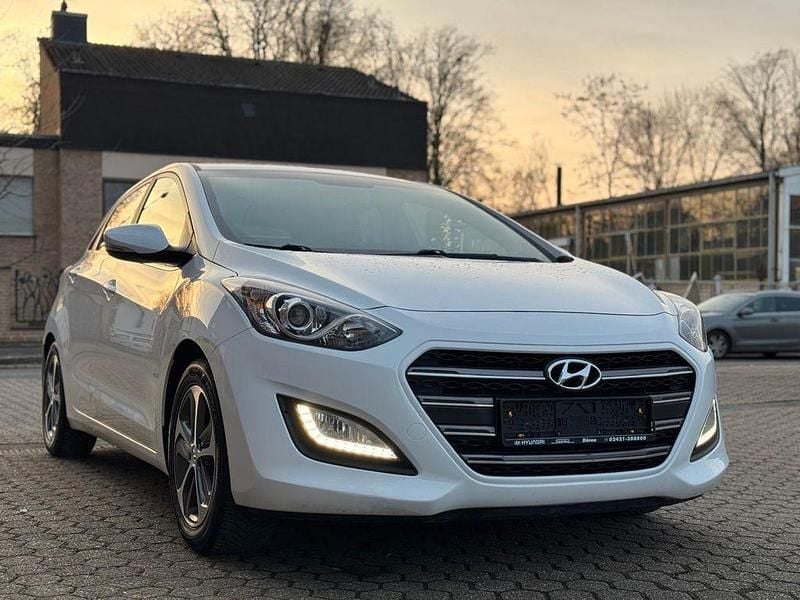 Gebraucht Hyundai i30 Passion 101 PS (74 kW) 2016 Weiß Limousine