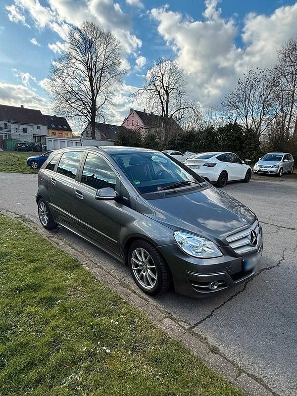 Gebraucht Mercedes B150 95 PS (69 kW) 2009 Silber Van / Kleinbus