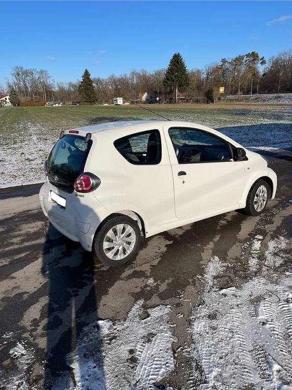 Gebraucht Toyota Aygo 68 PS (50 kW) 2014 Weiß Kleinwagen
