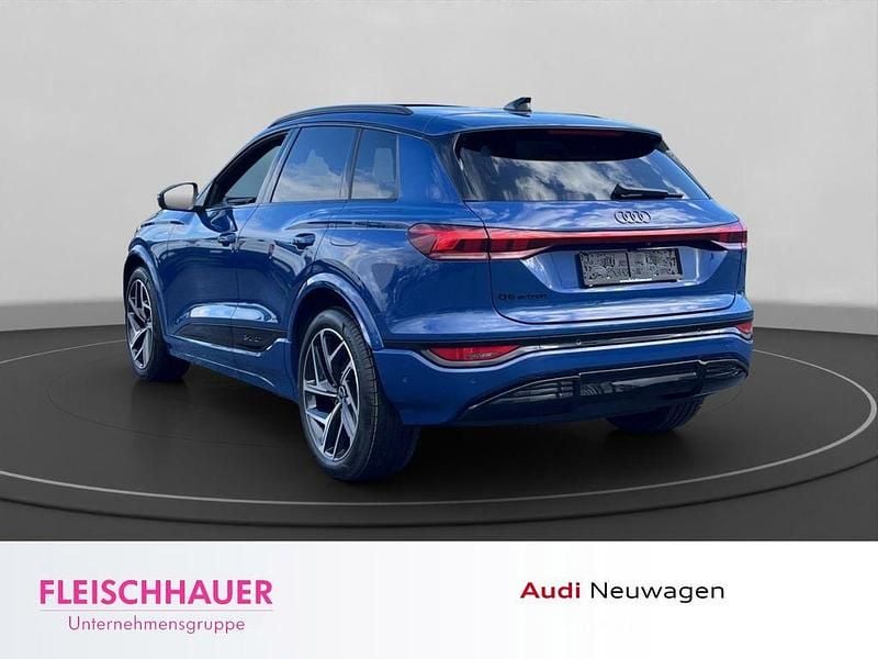 Neu Audi Q6 e-tron Performance 225 kW (306 PS) 2026 Ascariblau metallic SUV