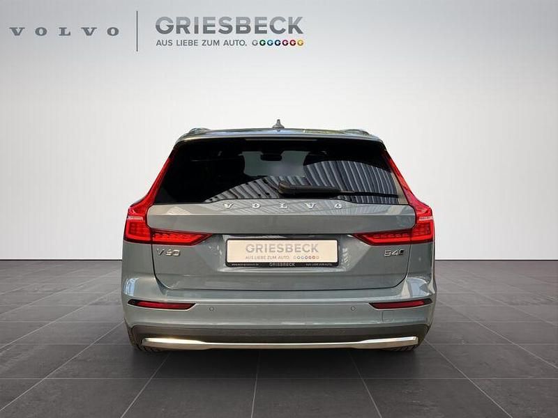 Gebraucht Volvo V60 CC Plus 197 PS (144 kW) 2023 Thunder grey / Kombi