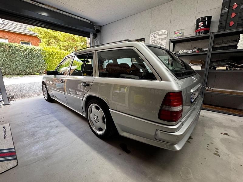 Silber Gebraucht 1994 Mercedes E280 AMG Kombi | 22.999 € - Bild 1/4