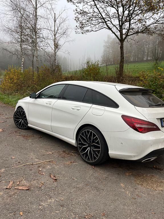 Weiß Gebraucht 2018 Mercedes CLA180 Shooting Brake Kombi | 14.600 € (Guter Preis) - Bild 1/4