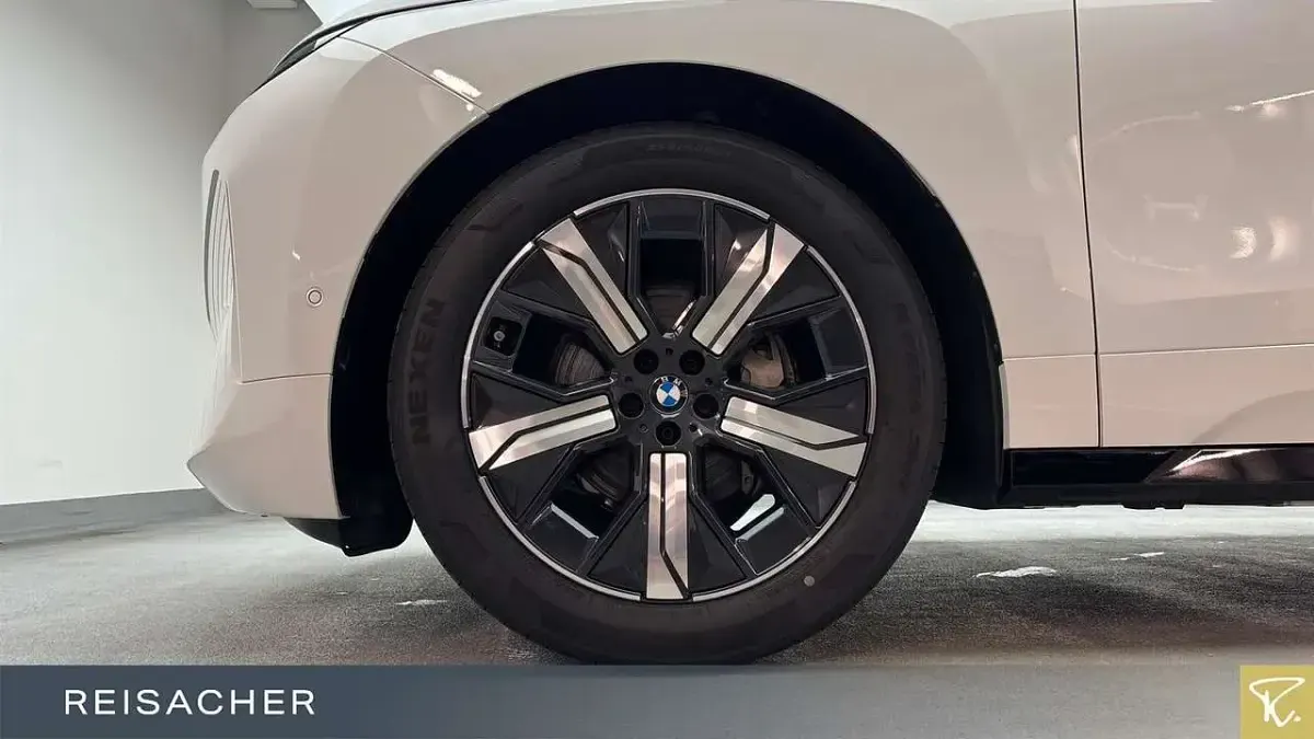 Gebraucht BMW iX Sport Line 300 kW (408 PS) 2025 Alpinweiß uni SUV