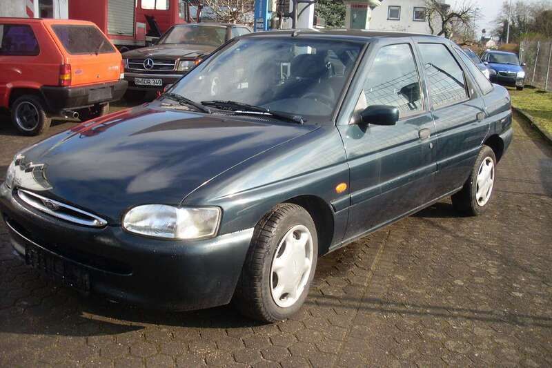 Grün Gebraucht 1997 Ford Escort Ghia Limousine | 1.500 € (Fairer Preis) - Bild 1/4