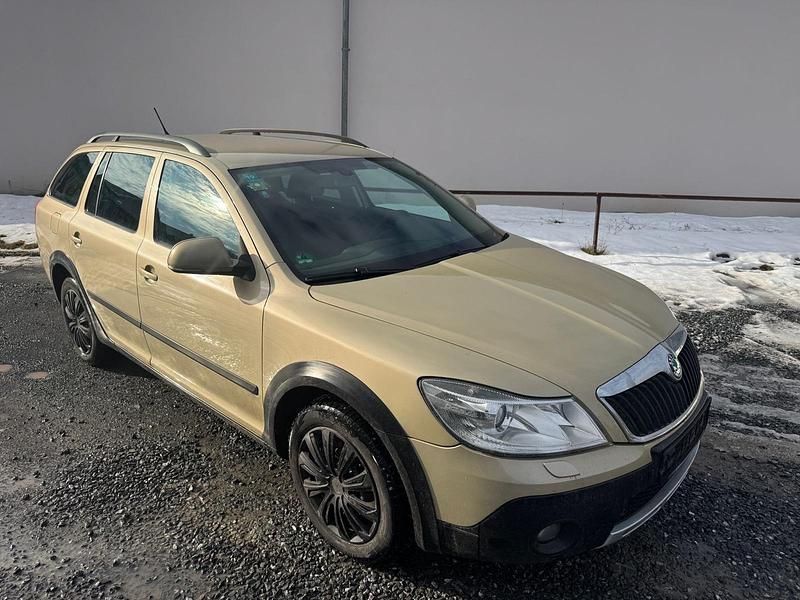 Gelb Gebraucht 2011 Skoda Octavia Scout Scout 4x4 Kombi | 3.900 € (Fairer Preis) - Bild 1/4