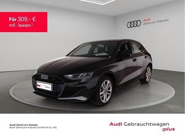 Schwarz (mythosschwarz metallic) Gebraucht 2025 Audi A3 Sportback Ambiente Kleinwagen | 30.991 € (Etwas zu teuer) - Bild 1/3