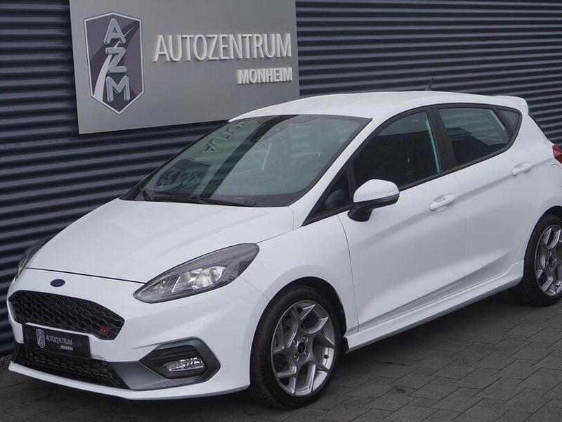 Gebraucht Ford Fiesta Ambiente 200 PS (147 kW) 2018 Sonderlackierung frostweiß Kleinwagen