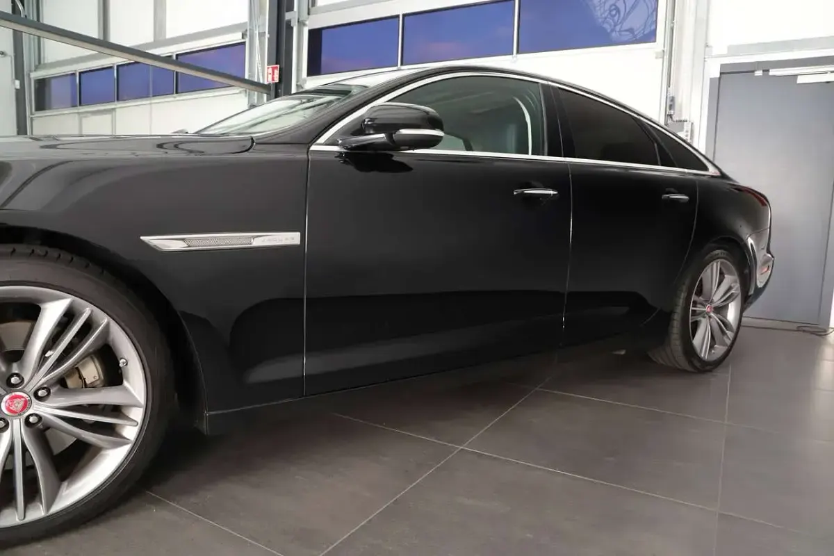 Gebraucht Jaguar XJ Premium Luxury 300 PS (220 kW) 2019 Narvik black Limousine