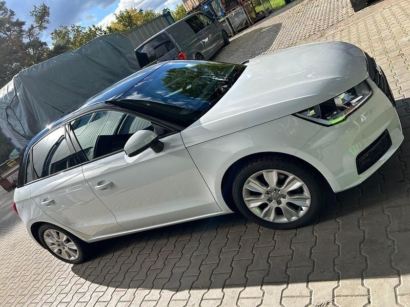 Weiß Gebraucht 2018 Audi A1 Sportback Kleinwagen | 17.500 € (Teuer) - Bild 1/4
