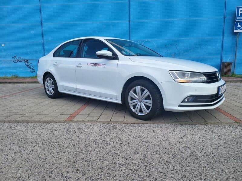 Weiß Gebraucht 2018 VW Jetta Limousine | 6.900 € - Bild 1/4