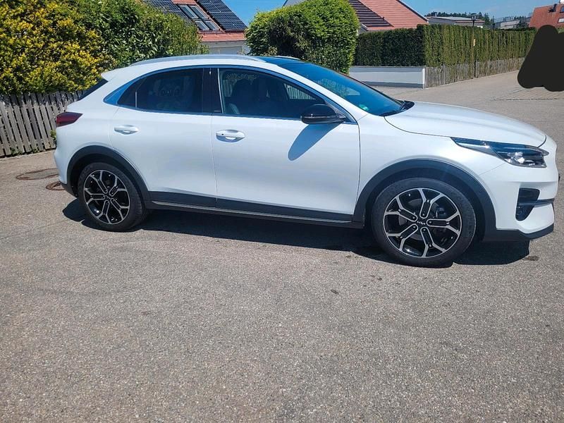 Weiß Gebraucht 2022 Kia XCeed Black Xdition SUV | 23.900 € (Fairer Preis) - Bild 1/4