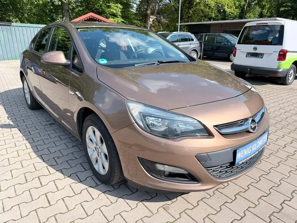 Gebraucht Opel Astra Edition 116 PS (85 kW) 2015 Braun Limousine