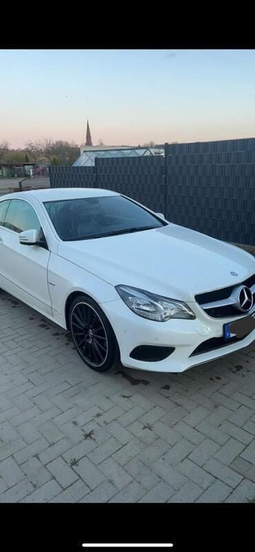 Weiß Gebraucht 2013 Mercedes E250 AMG line Coupé | 13.999 € (Fairer Preis) - Bild 1/4