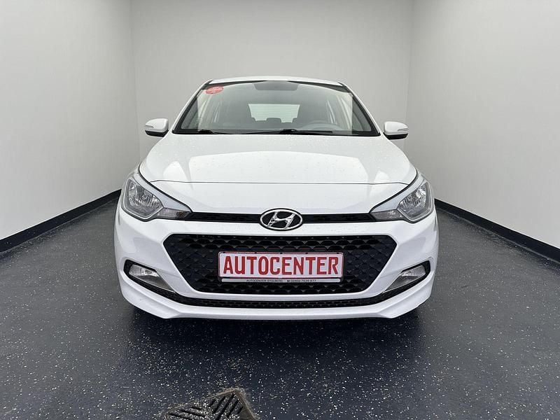 Gebraucht Hyundai i20 Classic 75 PS (55 kW) 2015 Weiß Kleinwagen