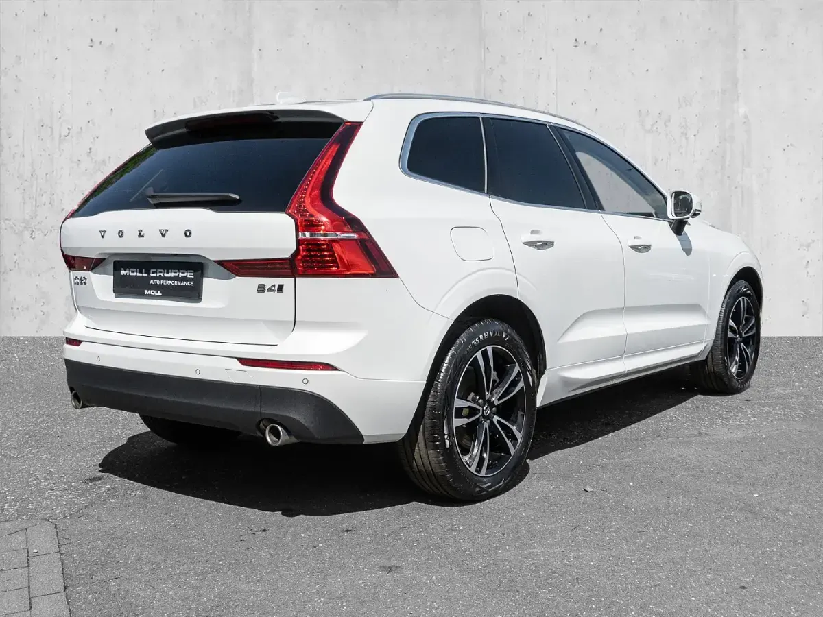 Gebraucht Volvo XC60 Momentum 197 PS (144 kW) 2022 Crystal white / metallic SUV