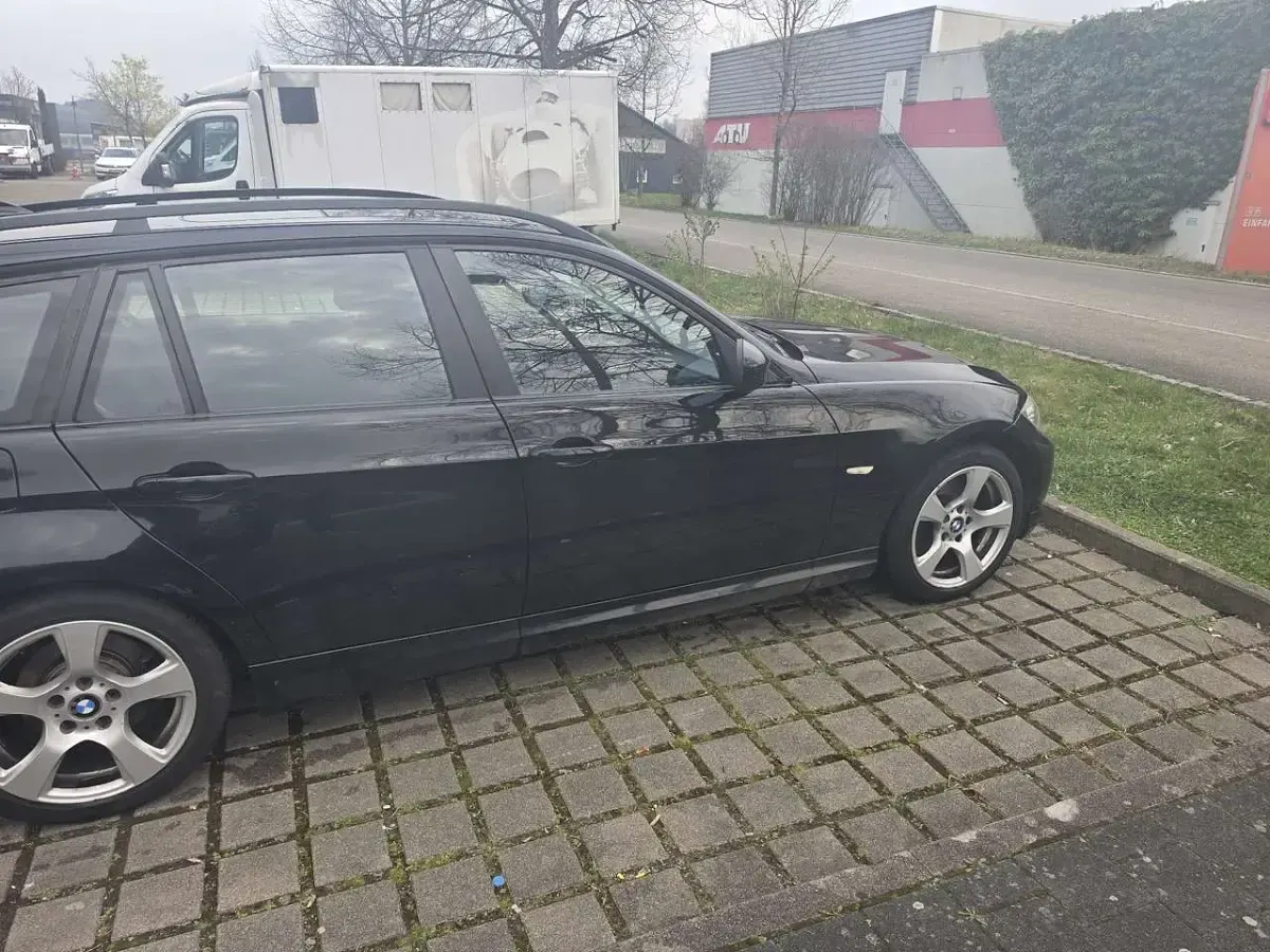 Gebraucht BMW 320 177 PS (130 kW) 2009 Schwarz Kombi
