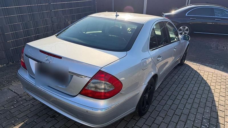 Gebraucht Mercedes E220 Elegance 170 PS (125 kW) 2006 Silber Limousine