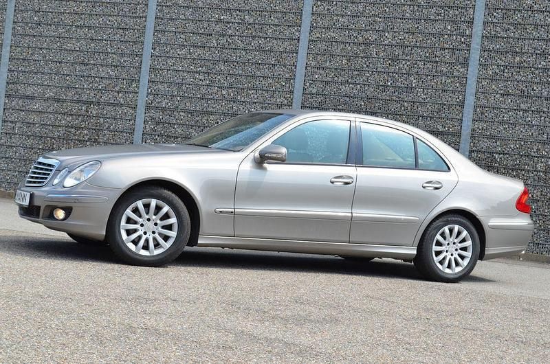 Silber Gebraucht 2008 Mercedes E350 Limousine | 7.980 € (Superpreis) - Bild 1/4