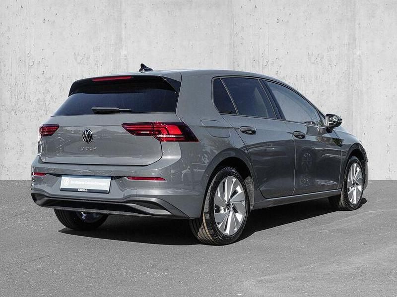 Neu VW Golf VIII Life 116 PS (85 kW) 2025 Dolphin grau metallic Limousine
