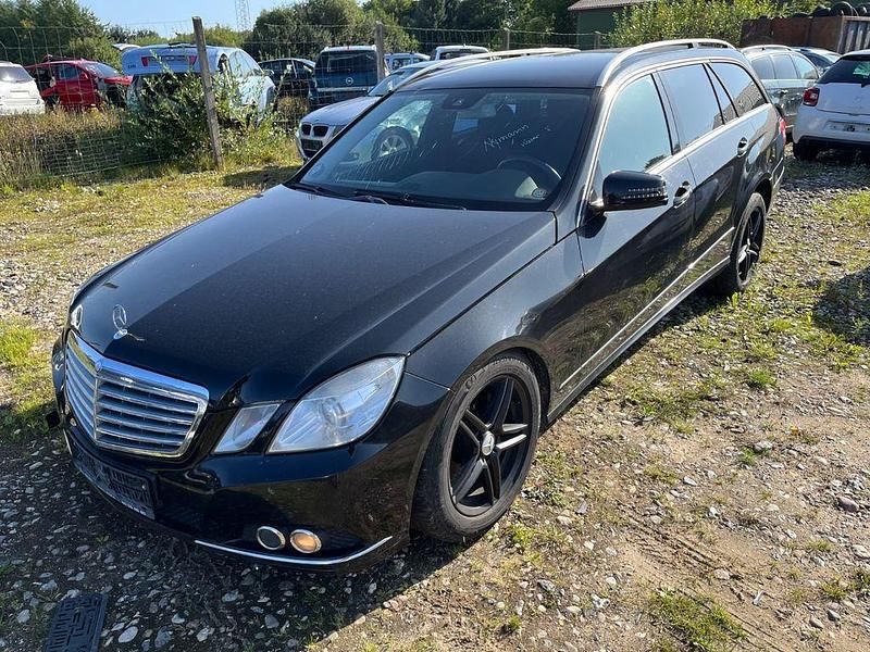 Schwarz Gebraucht 2010 Mercedes E220 Kombi | 2.650 € (Fairer Preis) - Bild 1/4