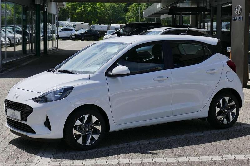 Weiß Neu 2025 Hyundai i10 Trend Kleinwagen | 19.660 € (Fairer Preis) - Bild 1/4