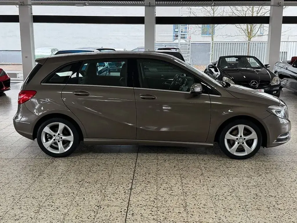 Gebraucht Mercedes B200 Sport 156 PS (114 kW) 2012 Grau Kleinwagen