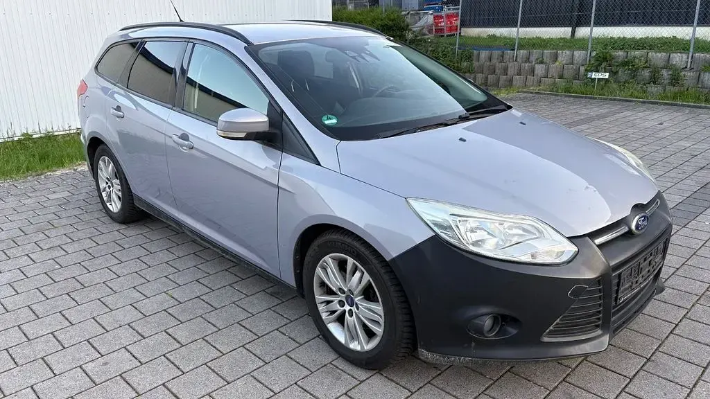 Usado Ford Focus Trend 95 CV (69 kW) 2012 Plateado Berlina