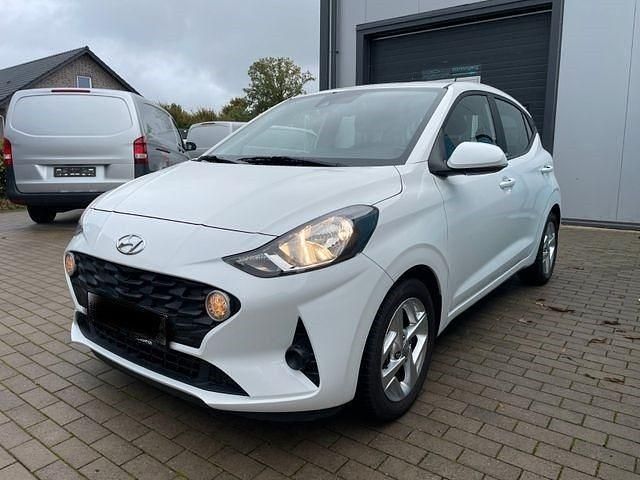 Polar white (weiß) Gebraucht 2021 Hyundai i10 Trend Kleinwagen | 13.880 € (Fairer Preis) - Bild 1/4